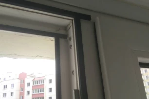 Дует из верхней петли пластикового окна: конструктивная особенность или поломка?